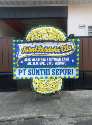 Papan Bunga Duka di Kunjung Mae