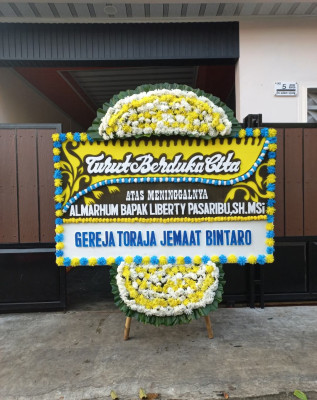 Papan Bunga Duka di Kunjung Mae