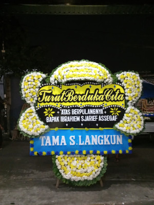 Papan Bunga Duka di Kunjung Mae