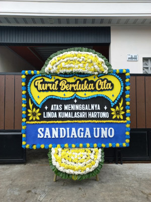 Papan Bunga Duka di Kunjung Mae