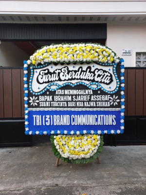 Papan Bunga Duka di Kunjung Mae